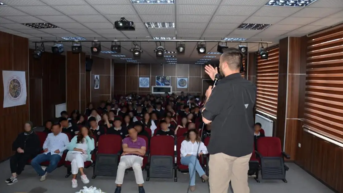 Polisten öğrencilere terör bilgilendirmesi
