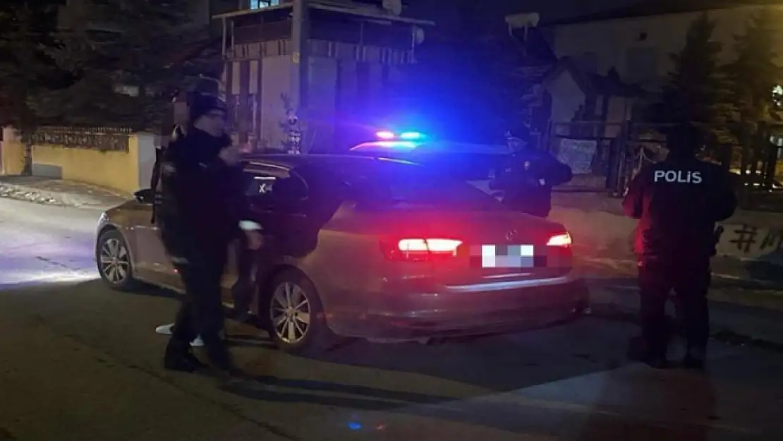 Polisten yurtlar önünde sıkı denetim
