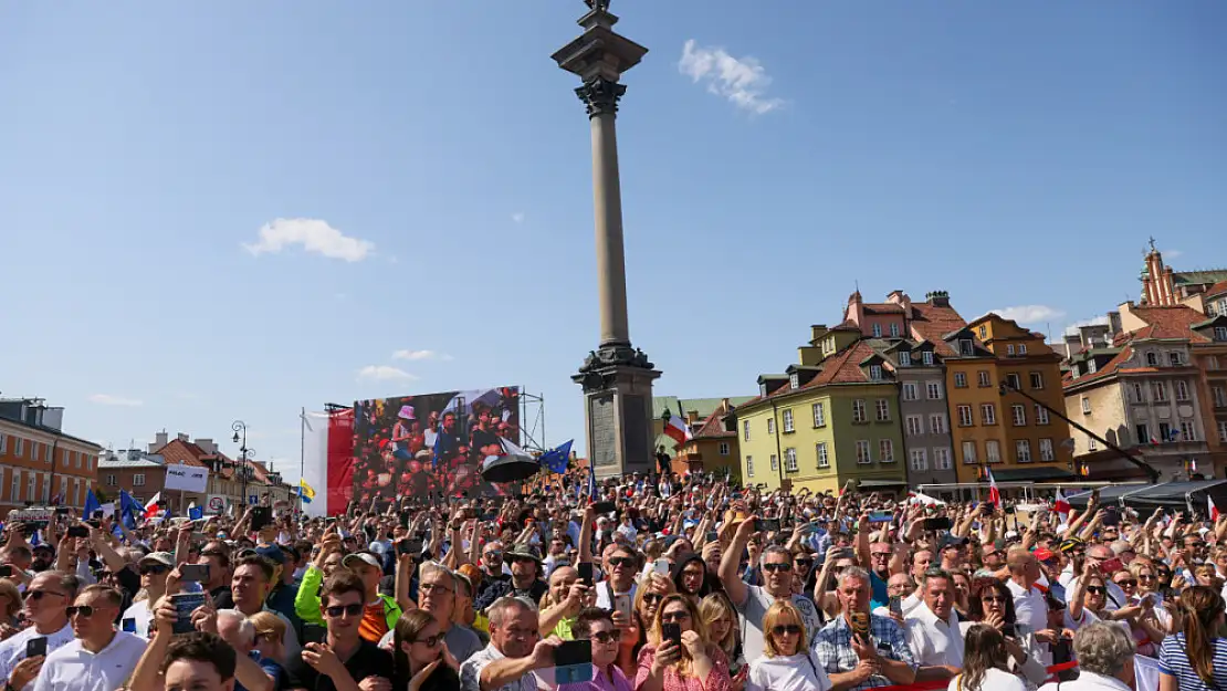 Polonya'da binlerce kişiden hükümet karşıtı protesto