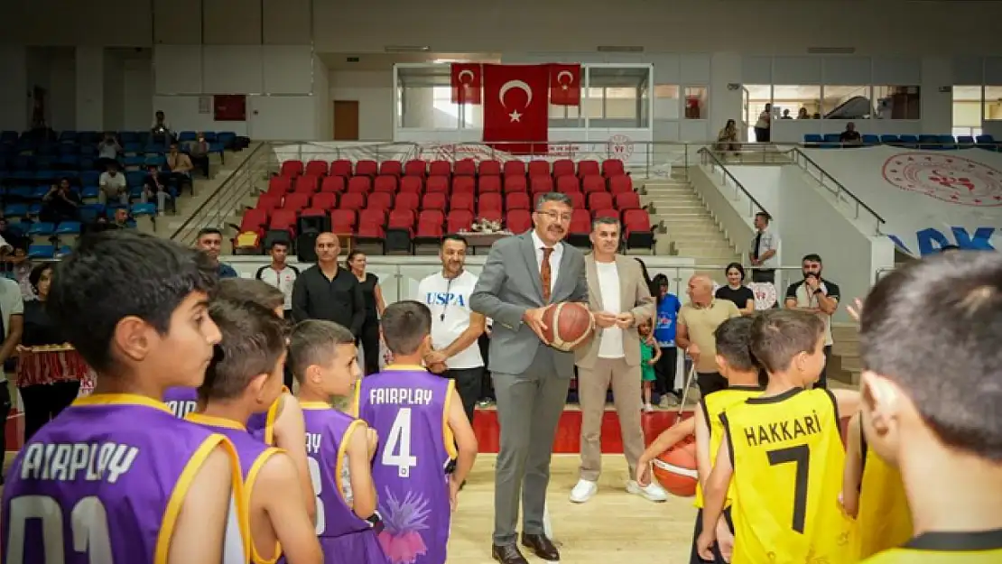 Potanın genç yıldızları madalyalarını Vali Çelik'ten aldı