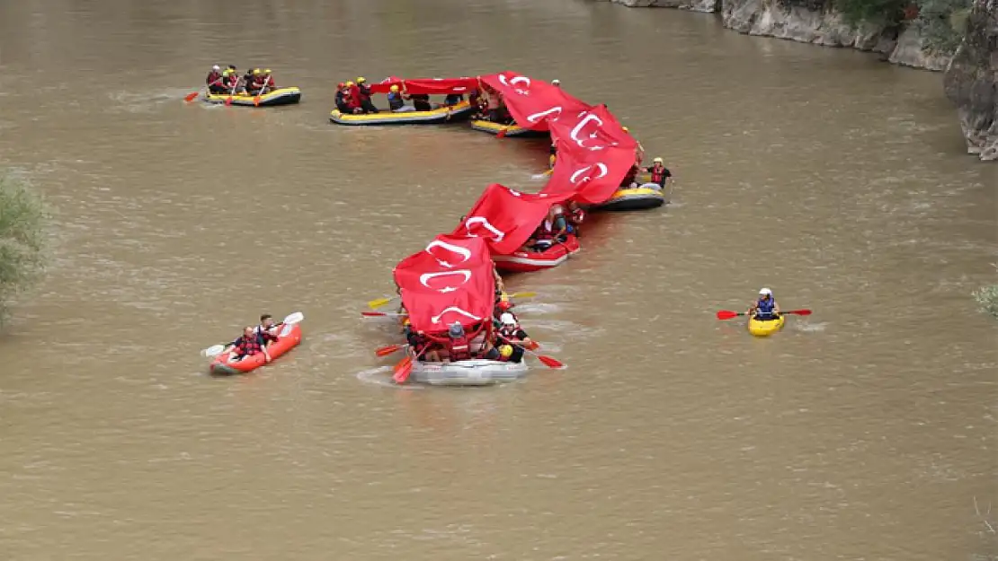 Rafting yapan gaziler Karasu Nehri'nde 50 metre uzunluğunda Türk bayrağı açtı