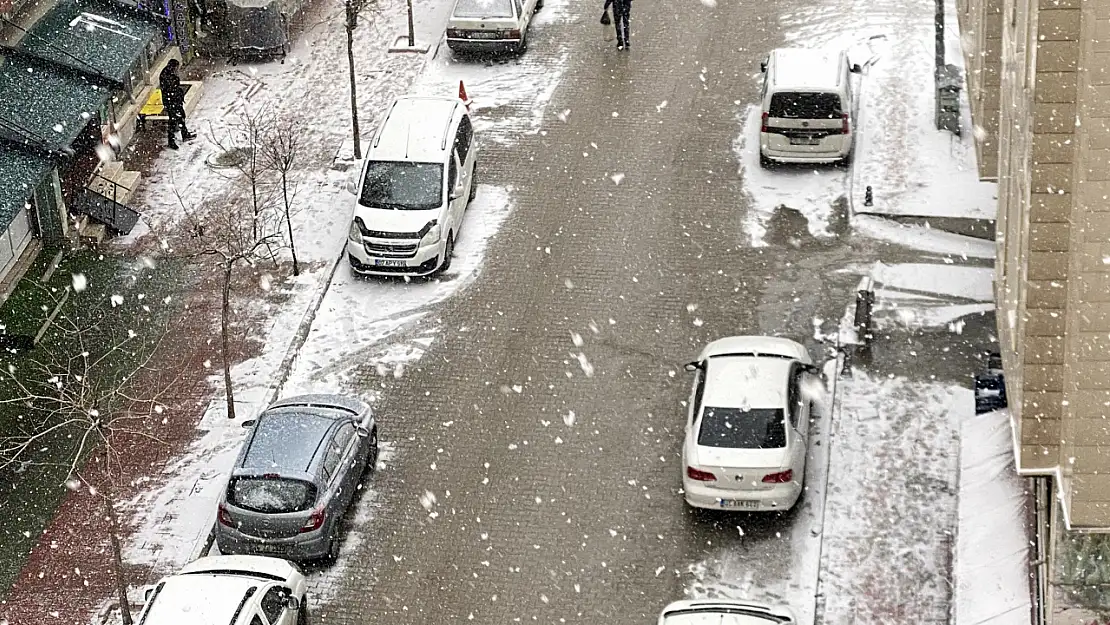 Ramazan'ın ilk gününde Van'da kar sürprizi