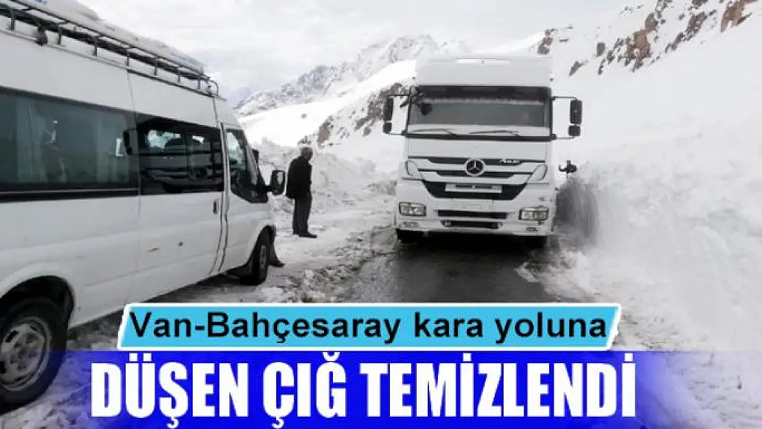 Van-Bahçesaray kara yoluna düşen çığ temizlendi