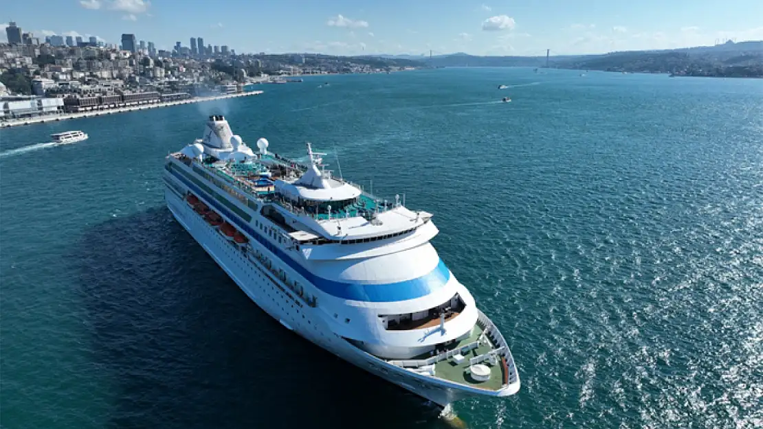 Rusların dev yolcu gemisi İstanbul'da