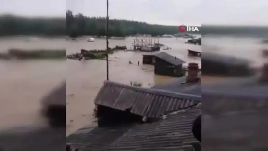 Rusya'da baraj patladı: Onlarca ev sular altında kaldı