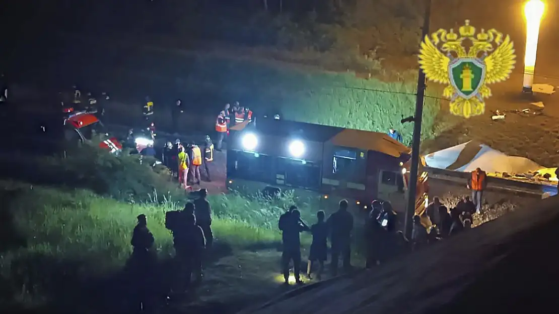 Rusya'da köprü, yolcu dolu trenin üzerine çöktü: 7 ölü
