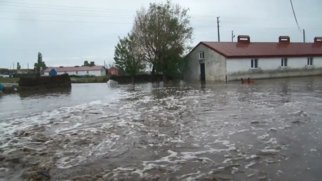 Sağanak yağış sele dönüştü: Evler sular altında kaldı