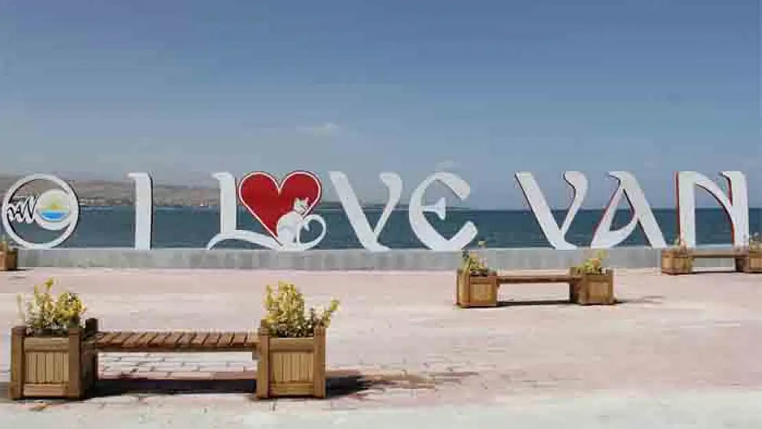 Sahil yolundaki 'I Love Van' yazısı yenilendi