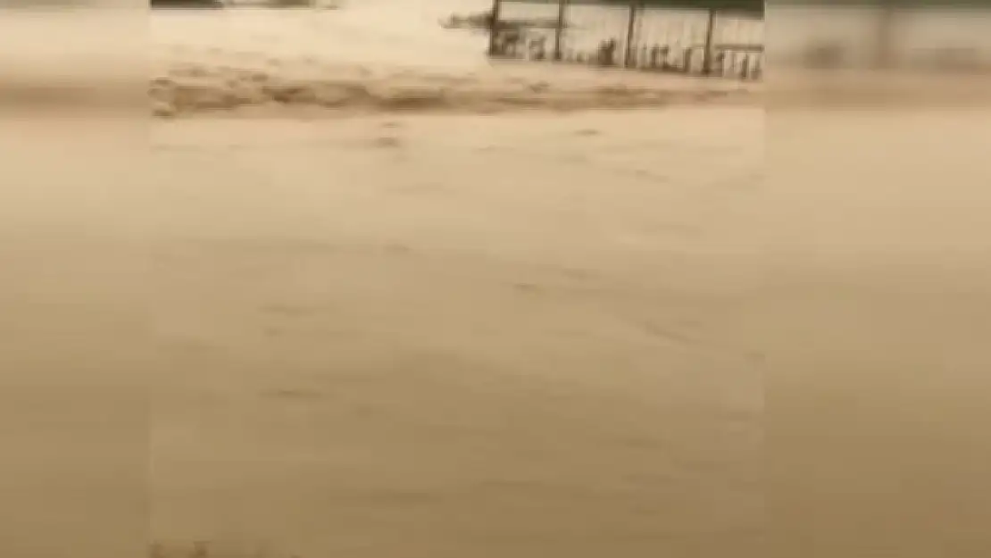 Sakarya'da sağanak, bazı yerlerde sel kalktı