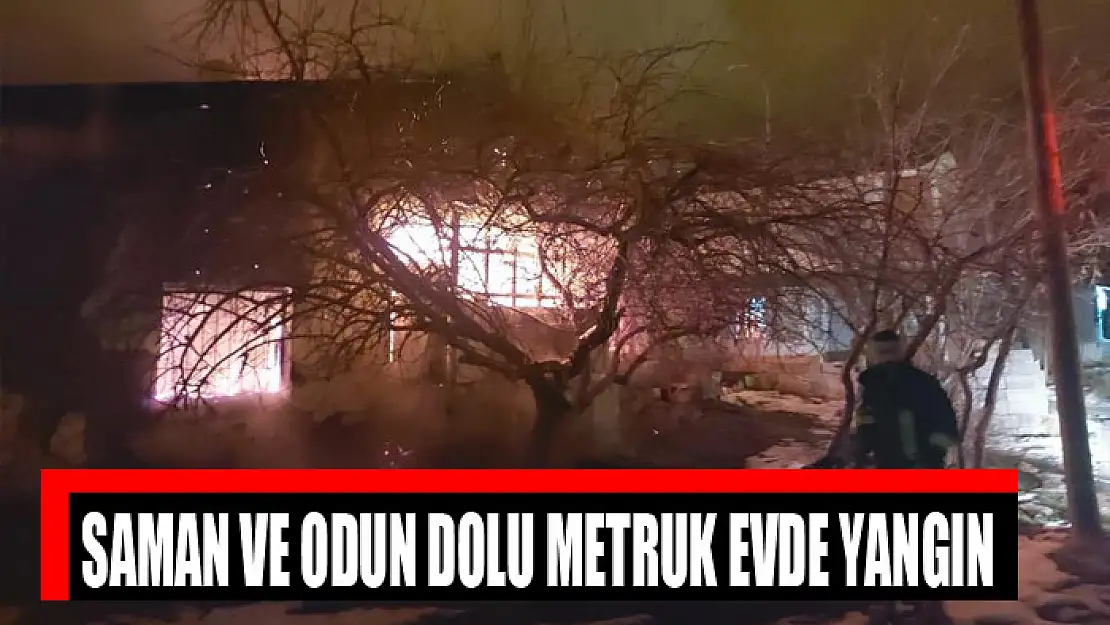 Saman ve odun dolu metruk evde yangın