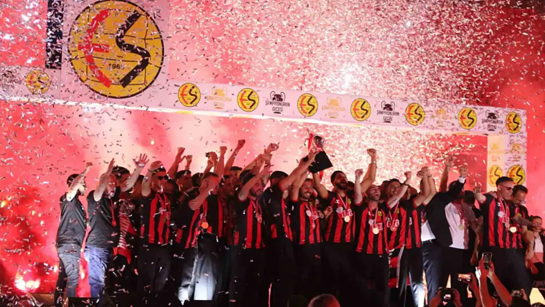 Şampiyon Eskişehirspor kupasını kaldırdı