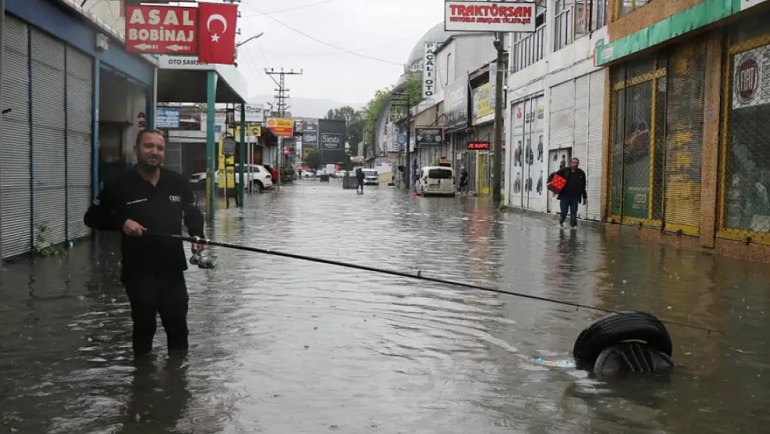 Sanayi sitesi göle döndü, esnaf sel sularına olta attı