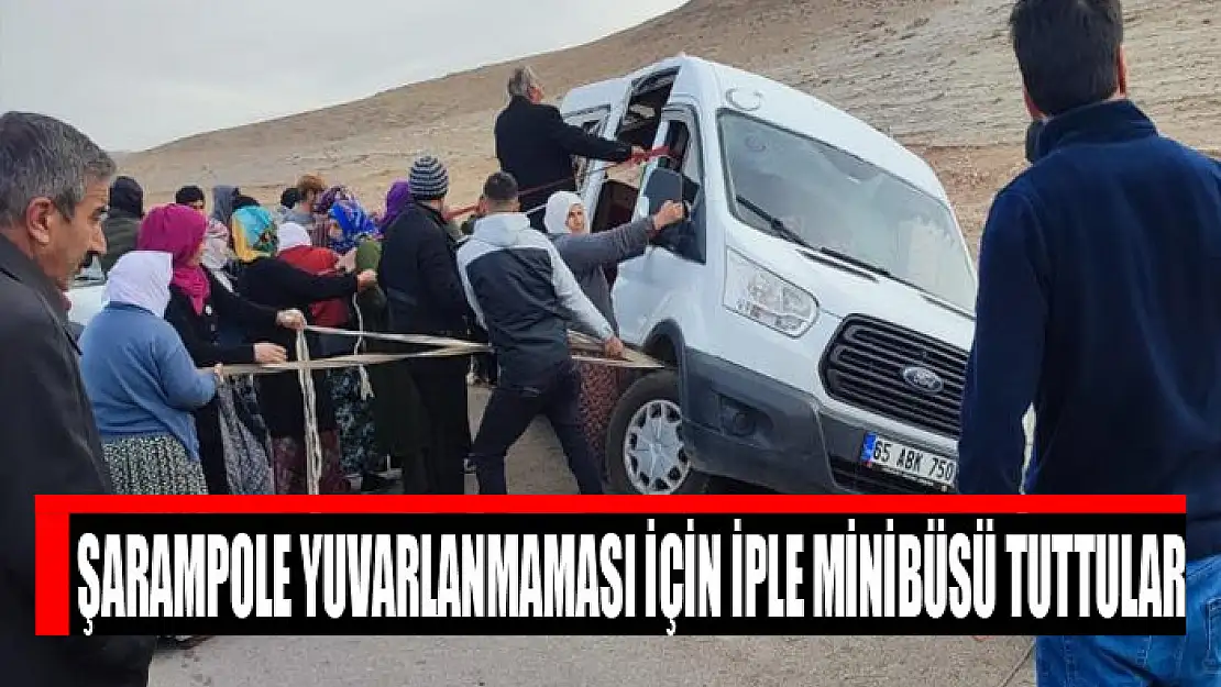 Şarampole yuvarlanmaması için iple minibüsü tuttular