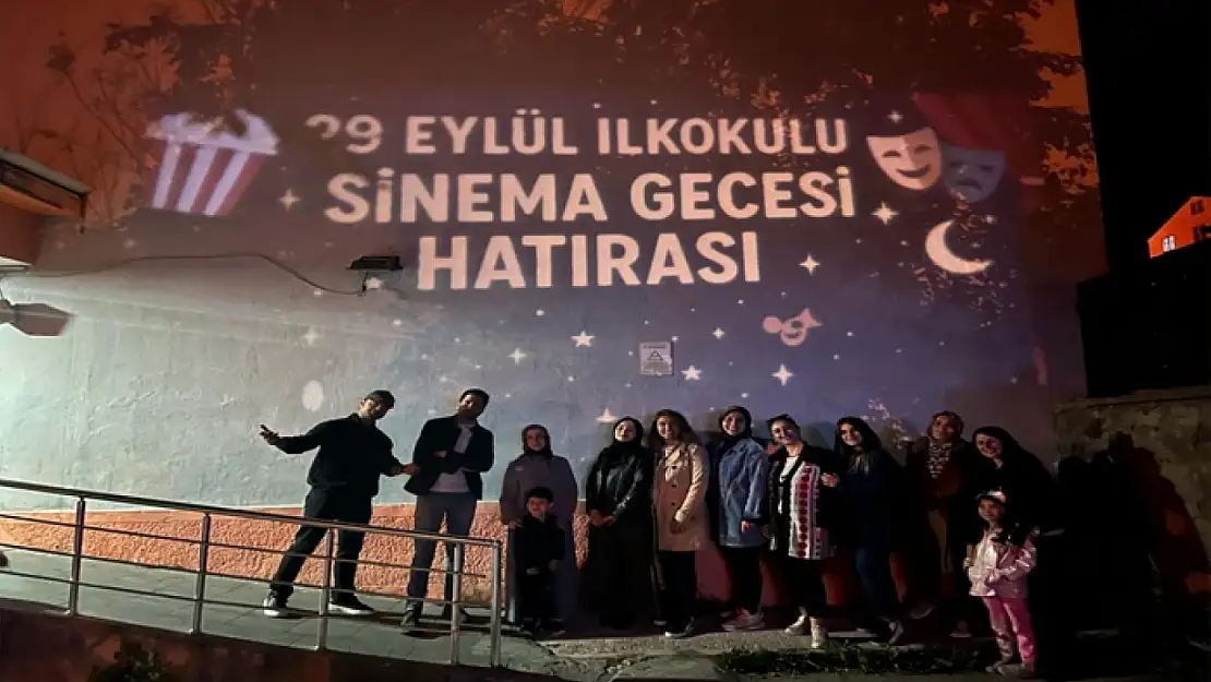 Sarıkamış'ta öğrenciler açık hava sinemasında buluştu