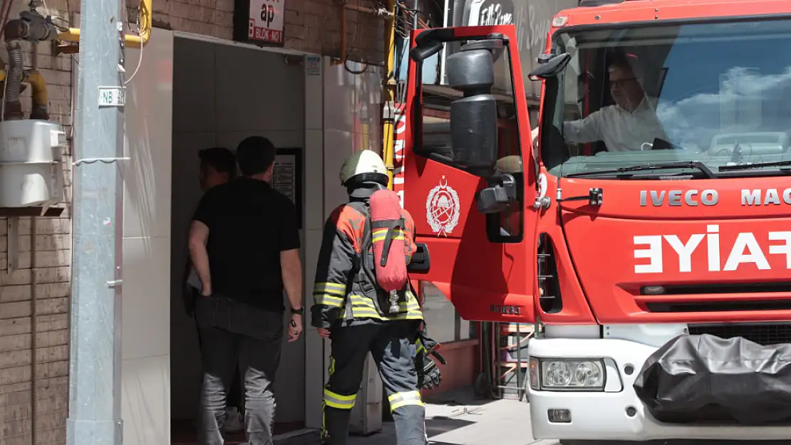 Şarjdaki telefon patladı, yangın çıktı