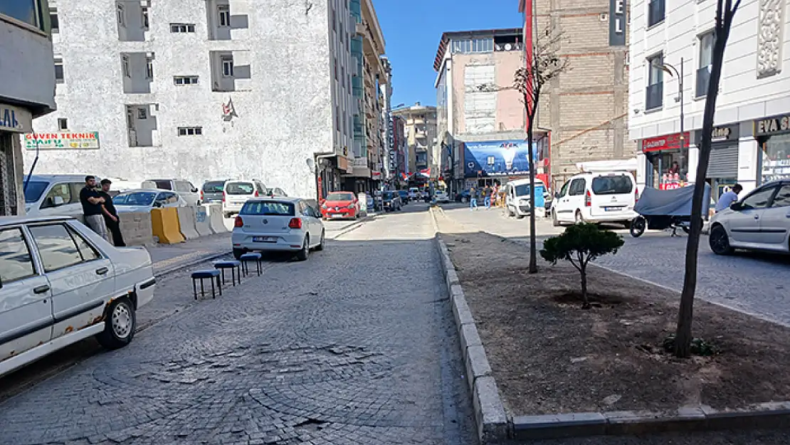 Şehir estetiğine gölge düşüren refüjler acil müdahale bekliyor