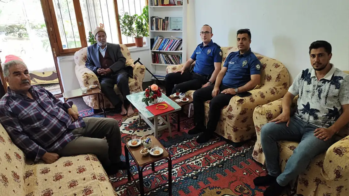 Şehit babalarına anlamlı ziyaret