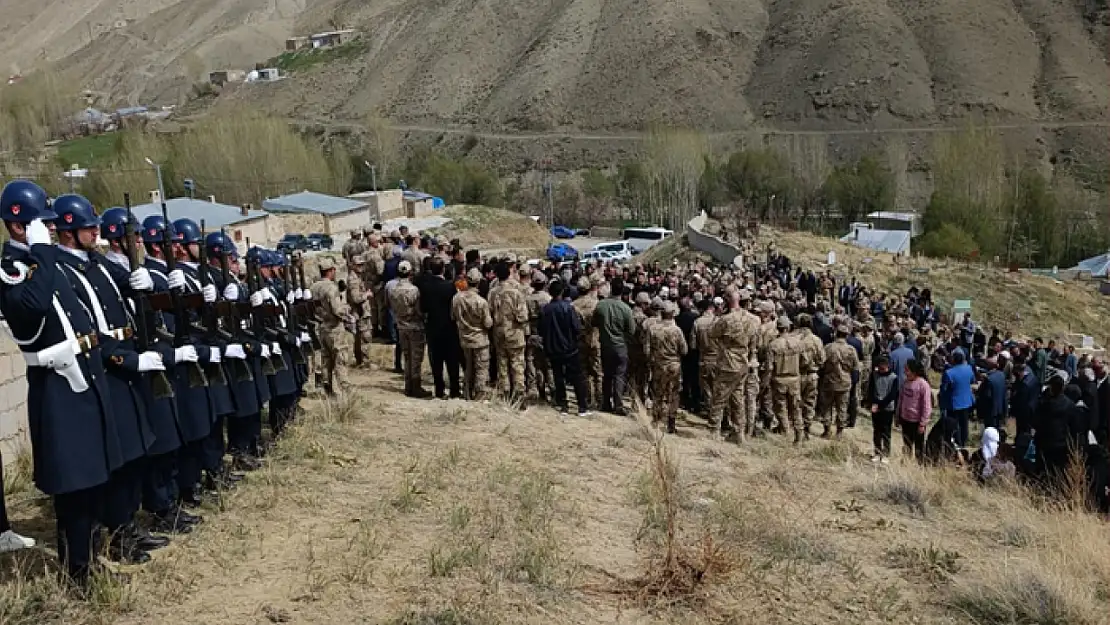 Şehit olan güvenlik korucusu Davut Şafak toprağa verildi