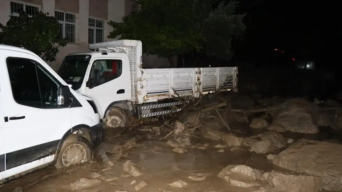 Sel bir mahalleyi yıktı geçti