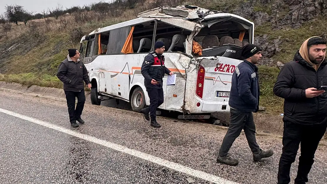 Servis aracı kaza yaptı: 4'ü ağır 26 yaralı