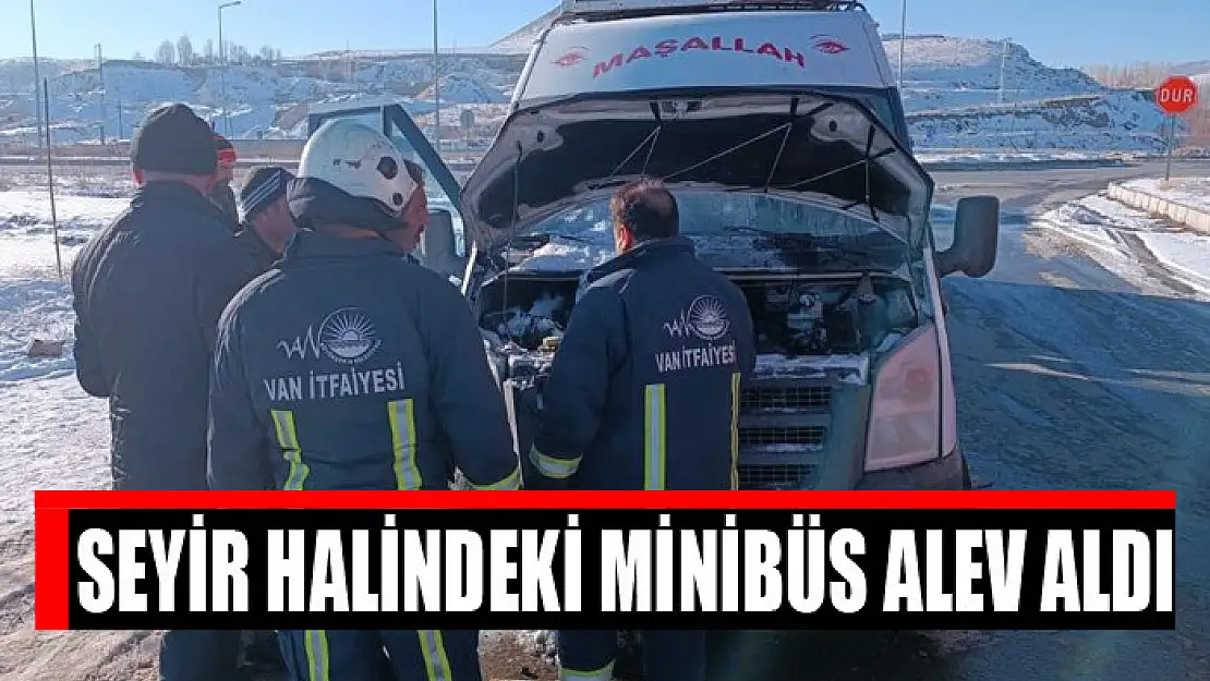 Seyir halindeki minibüs alev aldı