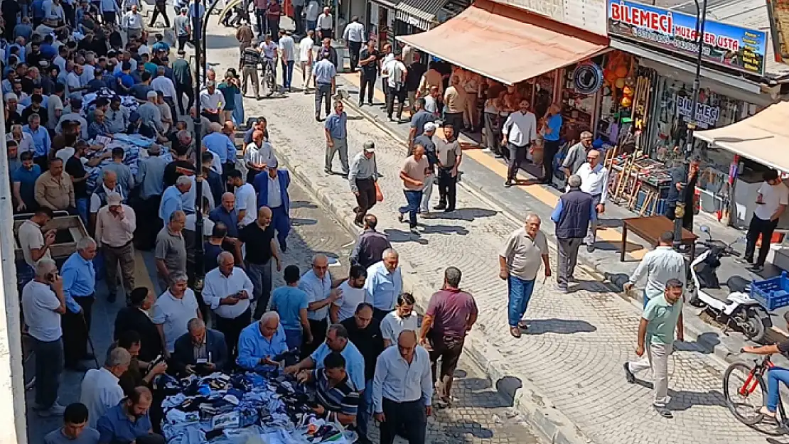 Seyyar satıcılar cami önlerini mesken tuttu