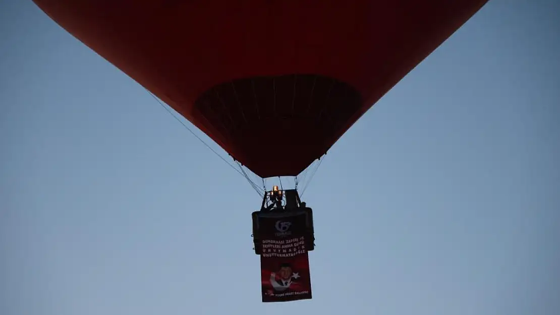 Sıcak hava balonları 15 Temmuz'da Türk bayrağı ve pankartlarla havalandı