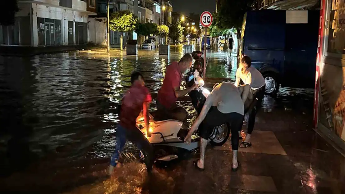 Şiddetli yağışla birlikte göle dönen caddelerde vatandaşlar zor anlar yaşadı