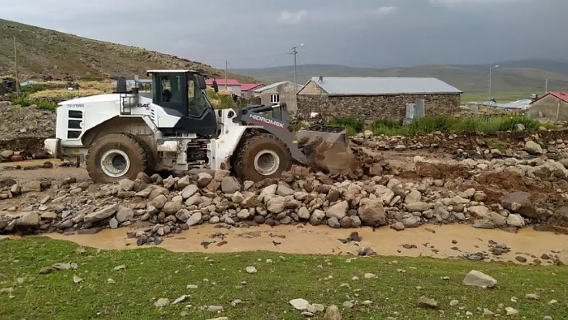 Şiddetli yağmur sonrası köylerde sel yaşandı