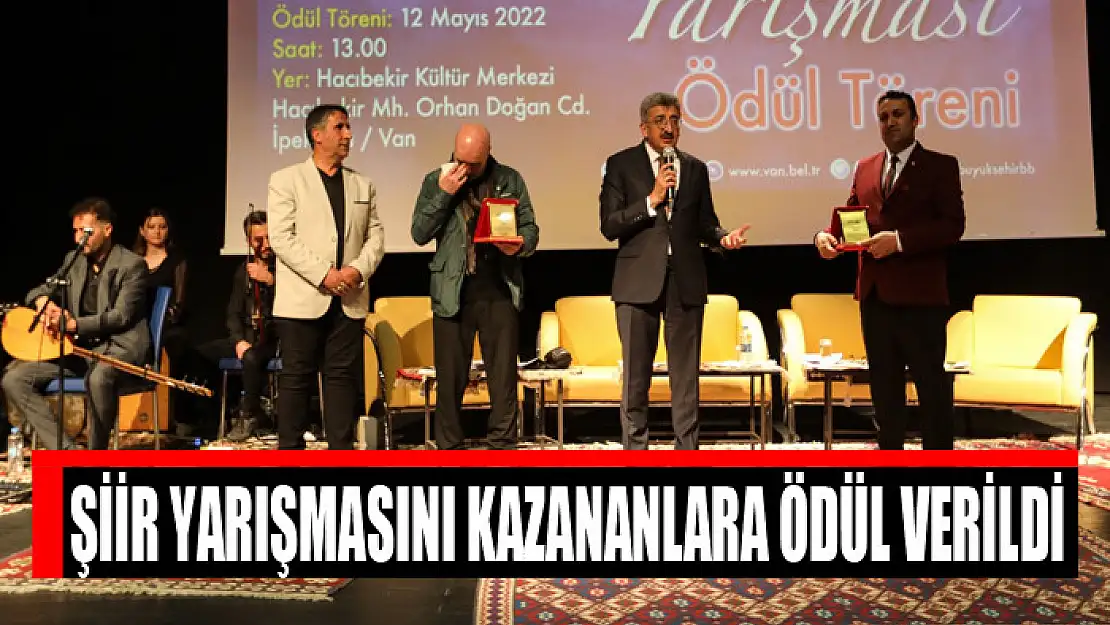 ŞİİR YARIŞMASINI KAZANANLARA ÖDÜL VERİLDİ