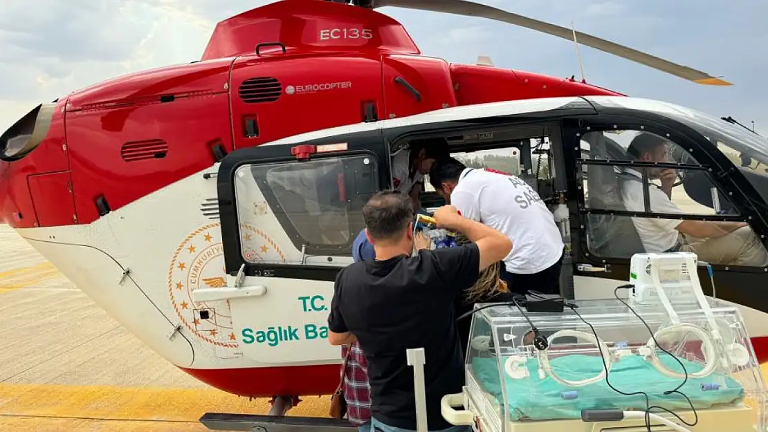 Siirt'te solunum sorunu yaşayan 1 kilogramlık ikiz bebekler Van'a sevk edildi