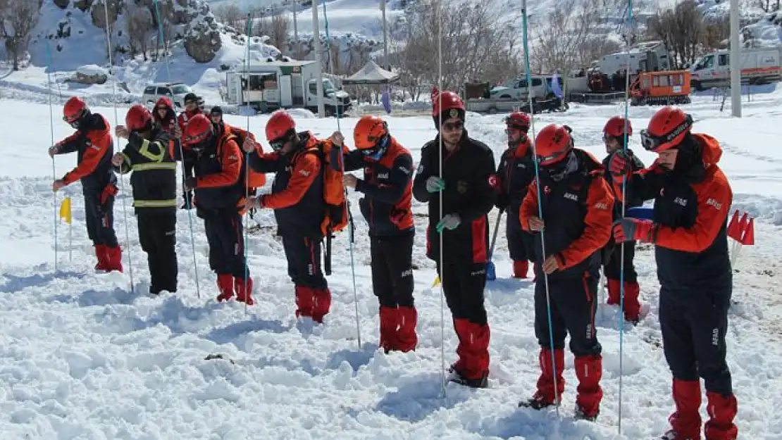 Şırnak'ta nefes kesen çığ tatbikatı