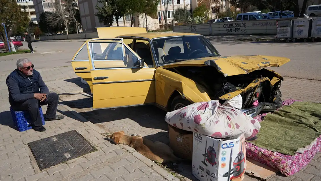 Sosyal medyadan tanışıp evlenen 62 yaşındaki adam, 4 aydır hayatını arabasının içinde geçiriyor