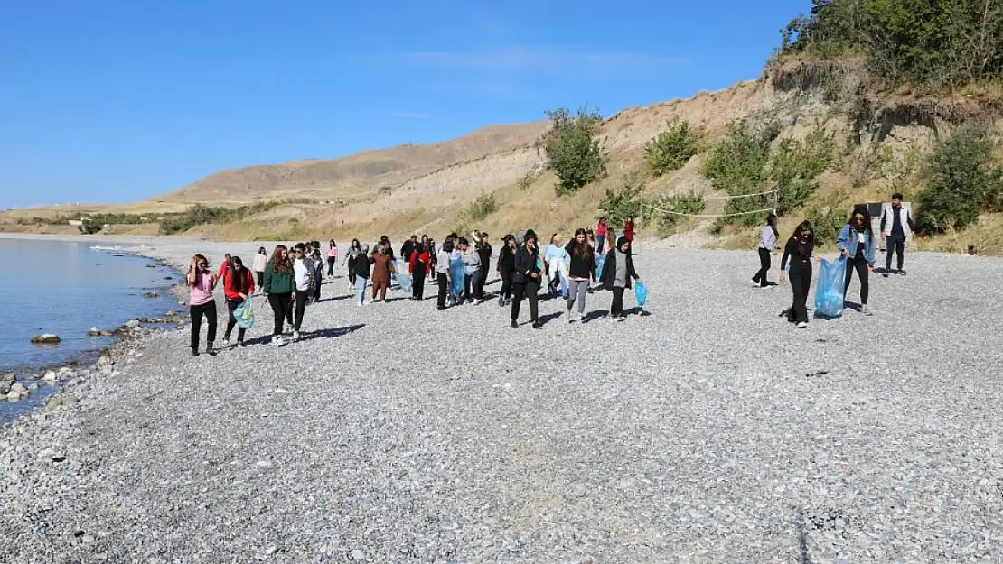 Sporcu Kadınlardan Van Gölü Temizliği