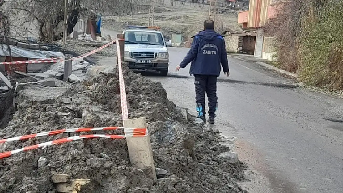 Sümbül mahallesinde yol çöktü!