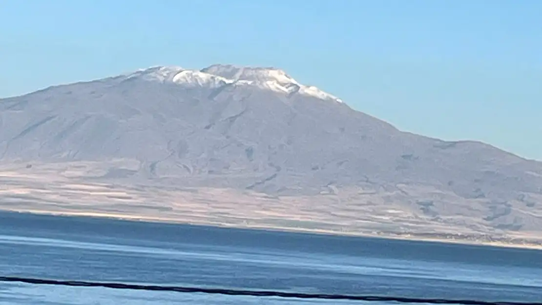 Süphan Dağı'na yılın ilk kar'ı yağdı