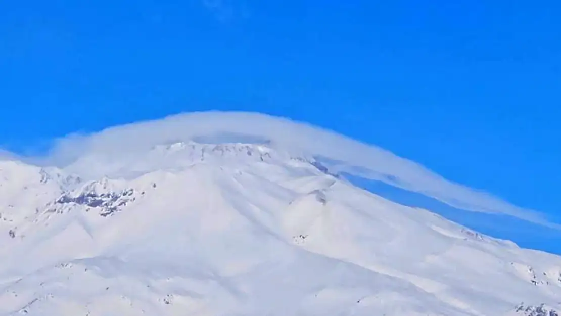 Süphan Dağı zirvesindeki mercek bulutu görsel şölen sundu