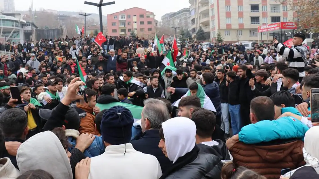 Suriyeliler rejimin devrilmesi ile sokaklara döküldü