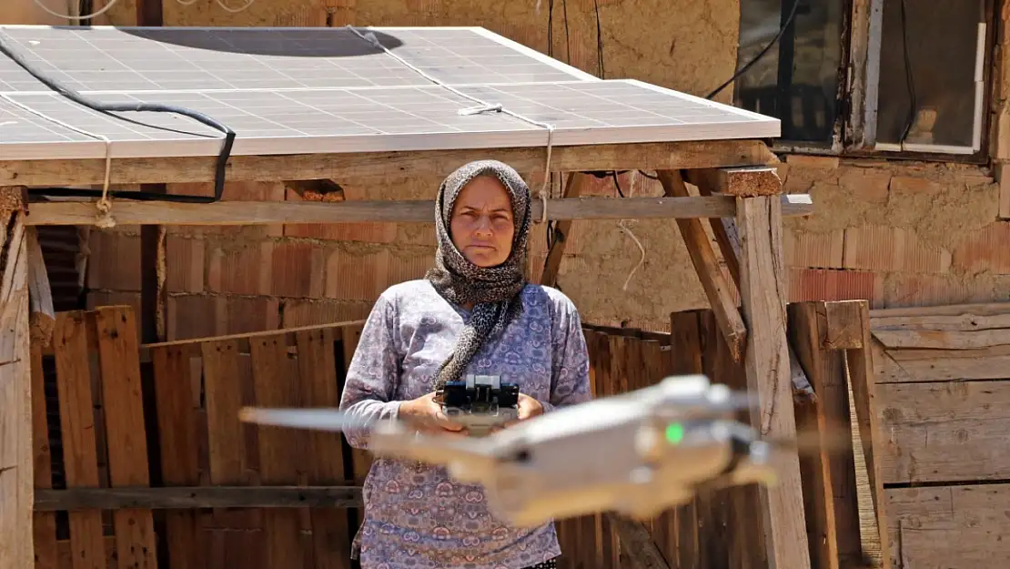 Sürüsüne dadanan kurtlar, çoban kadını dron pilotu yaptı