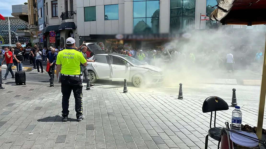 Taksim Meydanı'nda seyir halindeki araç bir anda alev aldı