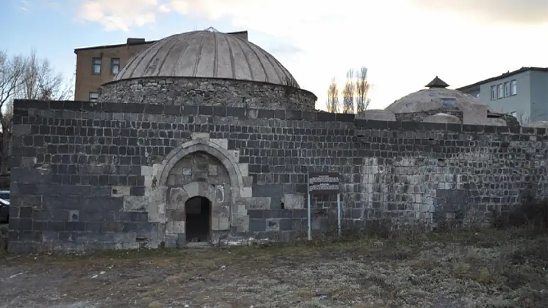 Tarihi hamam yok oluyor 