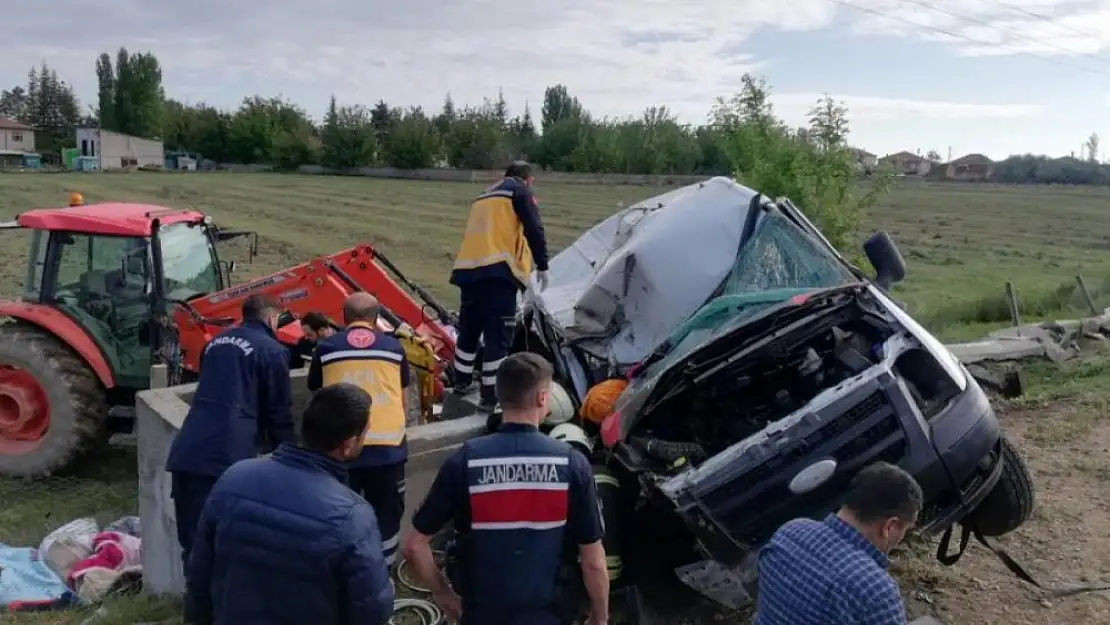 Tarım işçilerini taşıyan minibüs devrildi: 1 ölü, 8 yaralı