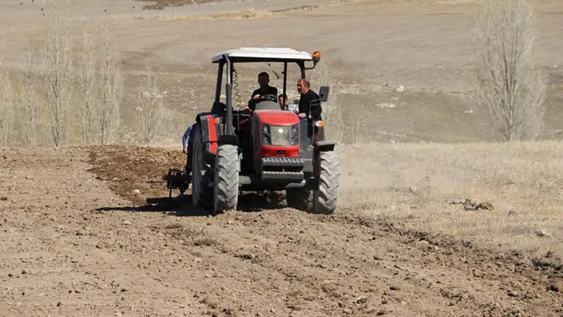 Tarla sürme çalışmaları başladı