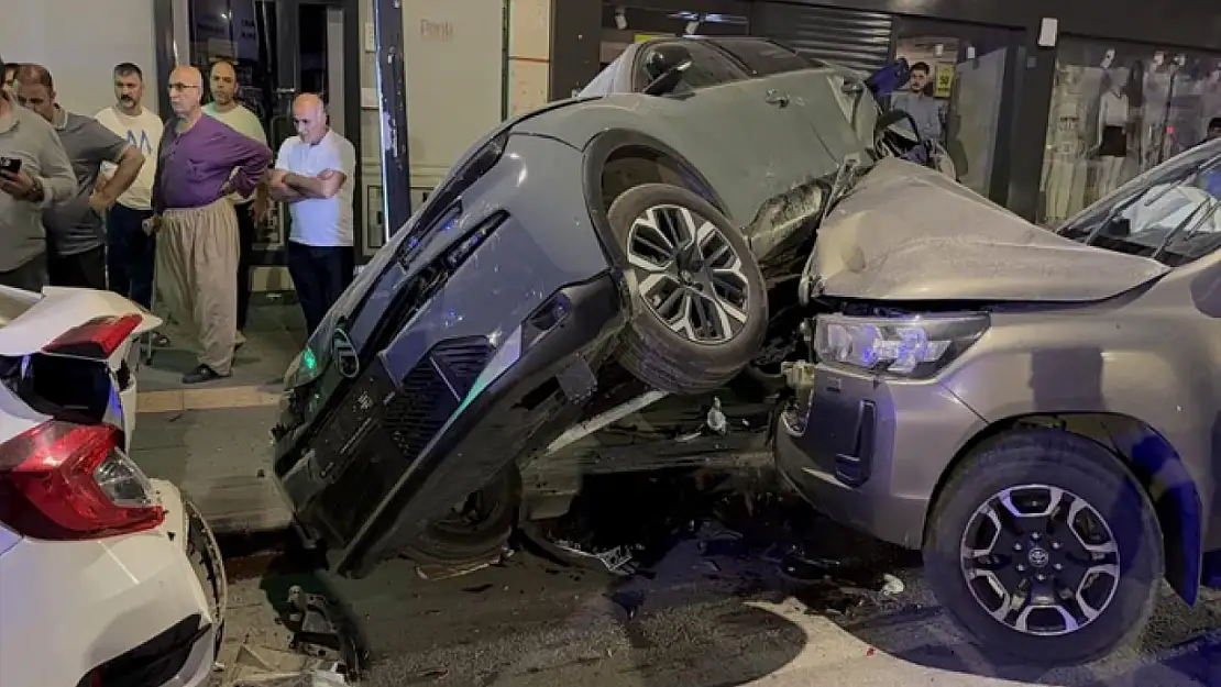 Tatvan'da 3 araçlı zincirleme trafik kazası