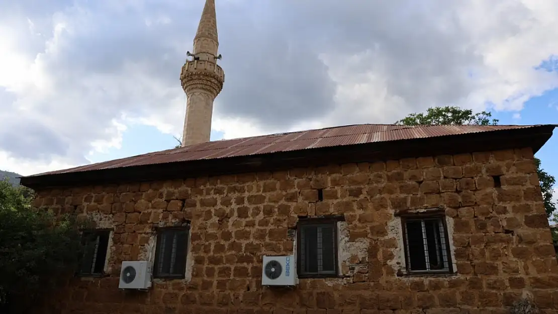 Tescilli tarihi cami geçmişin izlerini geleceğe taşıyor