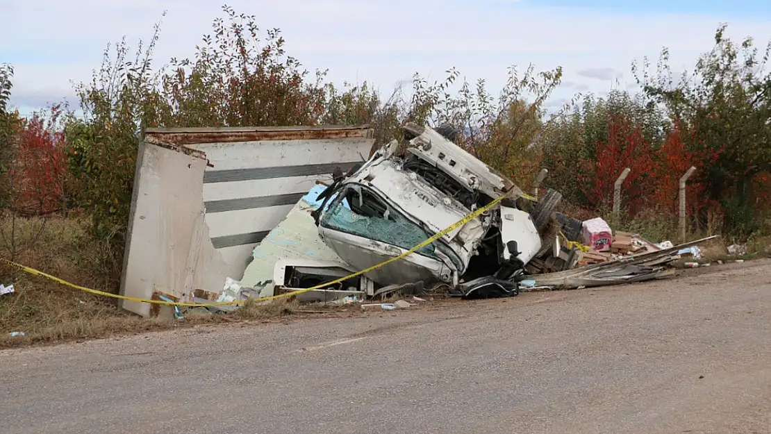 Ticari araç ile kamyonet çarpıştı: 2 ölü, 3 yaralı!