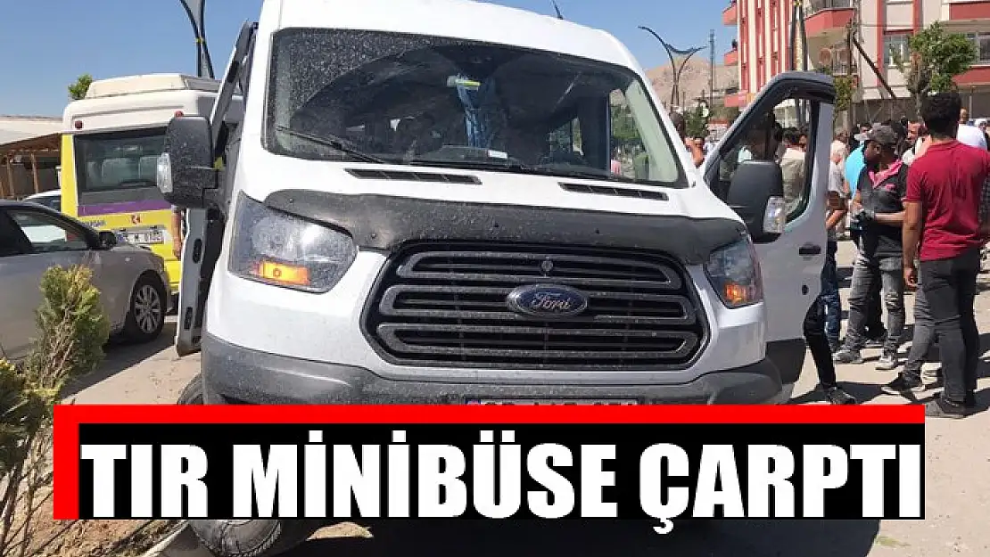 Tır minibüse çarptı