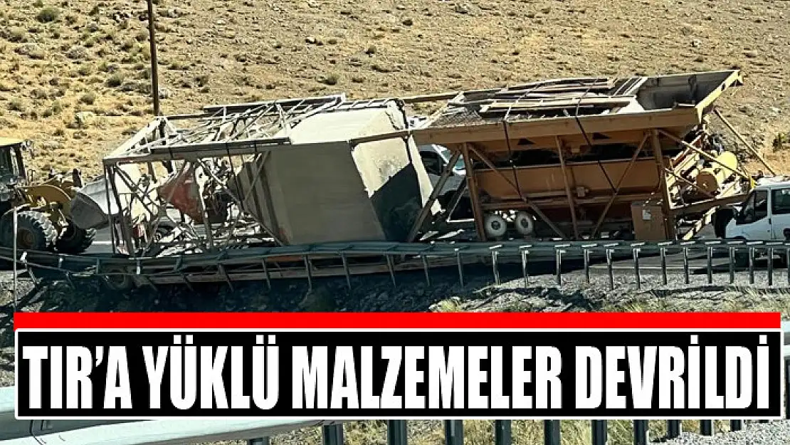 Tır'a yüklü malzemeler devrildi