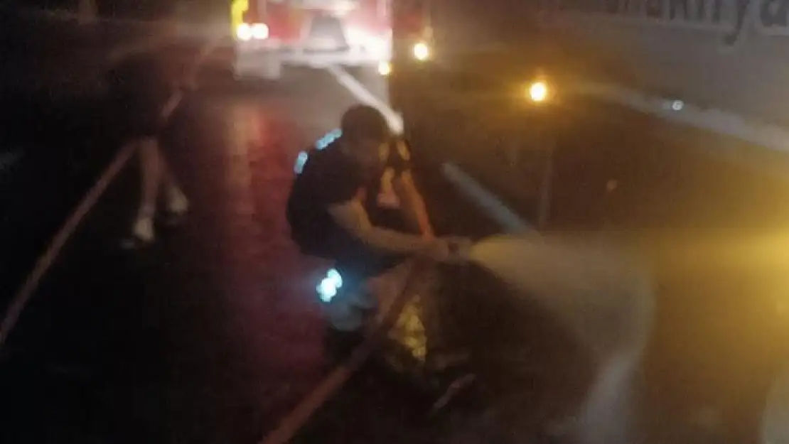 Tırda çıkan yangına itfaiyeden seyir halindeyken müdahale