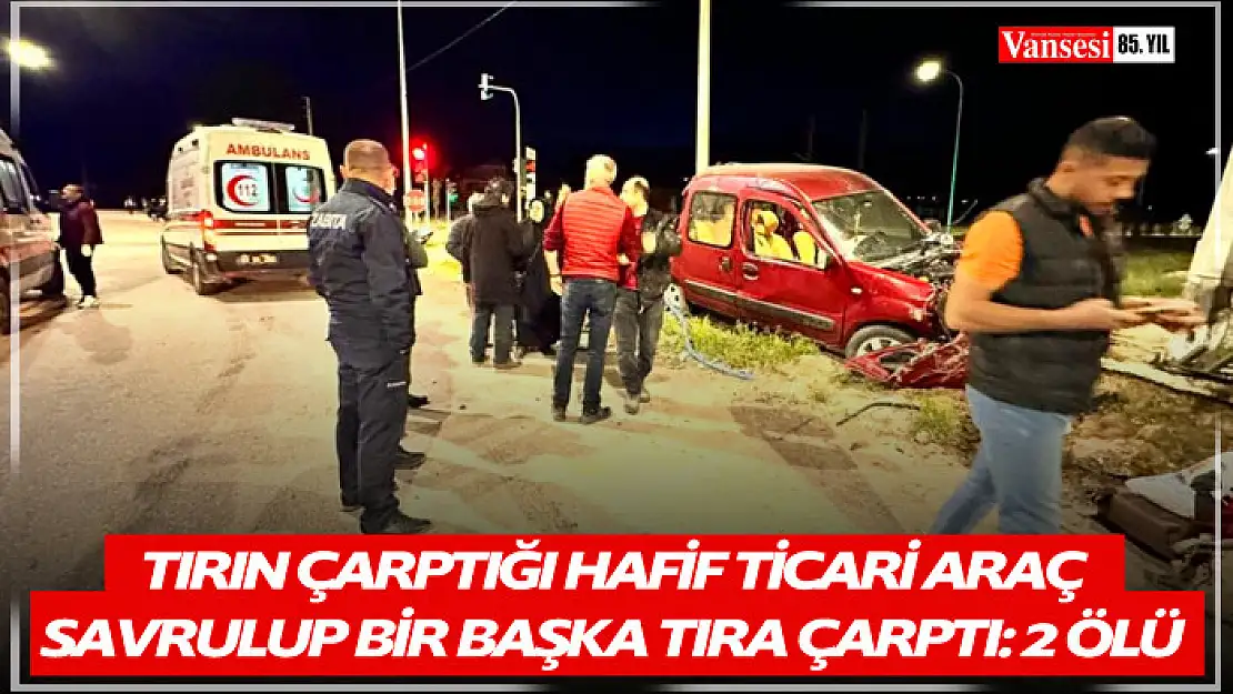 Tırın çarptığı hafif ticari araç savrulup bir başka tıra çarptı: 2 ölü